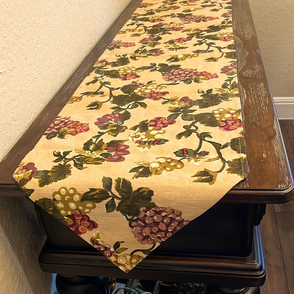 🍇 Tuscan Table Runner